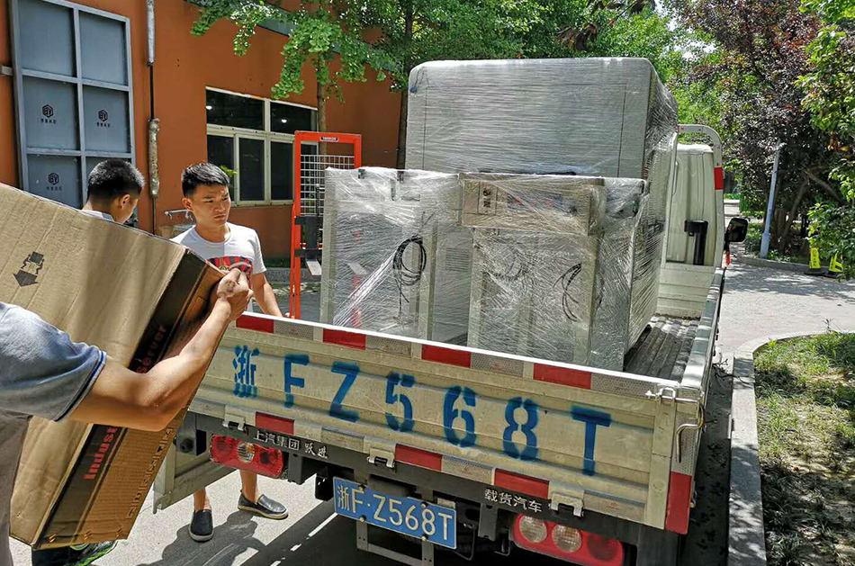南通客戶SMT設(shè)備專車送貨，貨到上門安裝調(diào)試