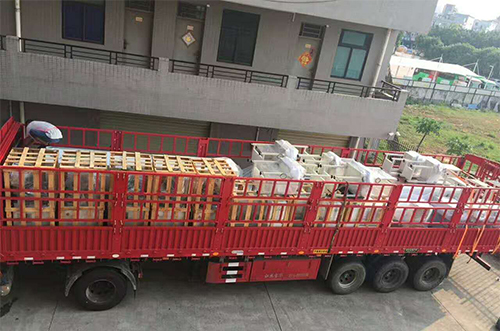 湖州客戶SMT設(shè)備專車送貨，貨到上門安裝調(diào)試