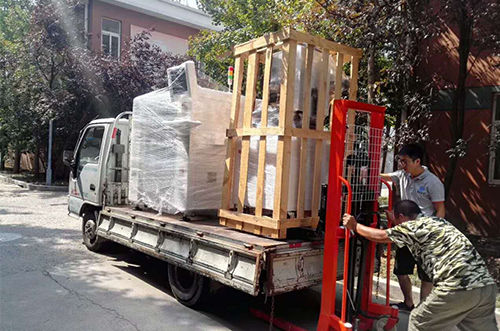 常熟客戶SMT設(shè)備專車送貨，貨到上門安裝調(diào)試