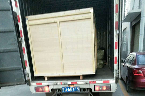 重慶客戶SMT設(shè)備專車送貨，貨到上門安裝調(diào)試