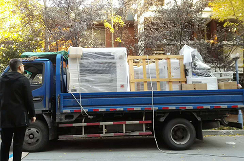 丹陽(yáng)客戶SMT設(shè)備專車送貨，貨到上門安裝調(diào)試